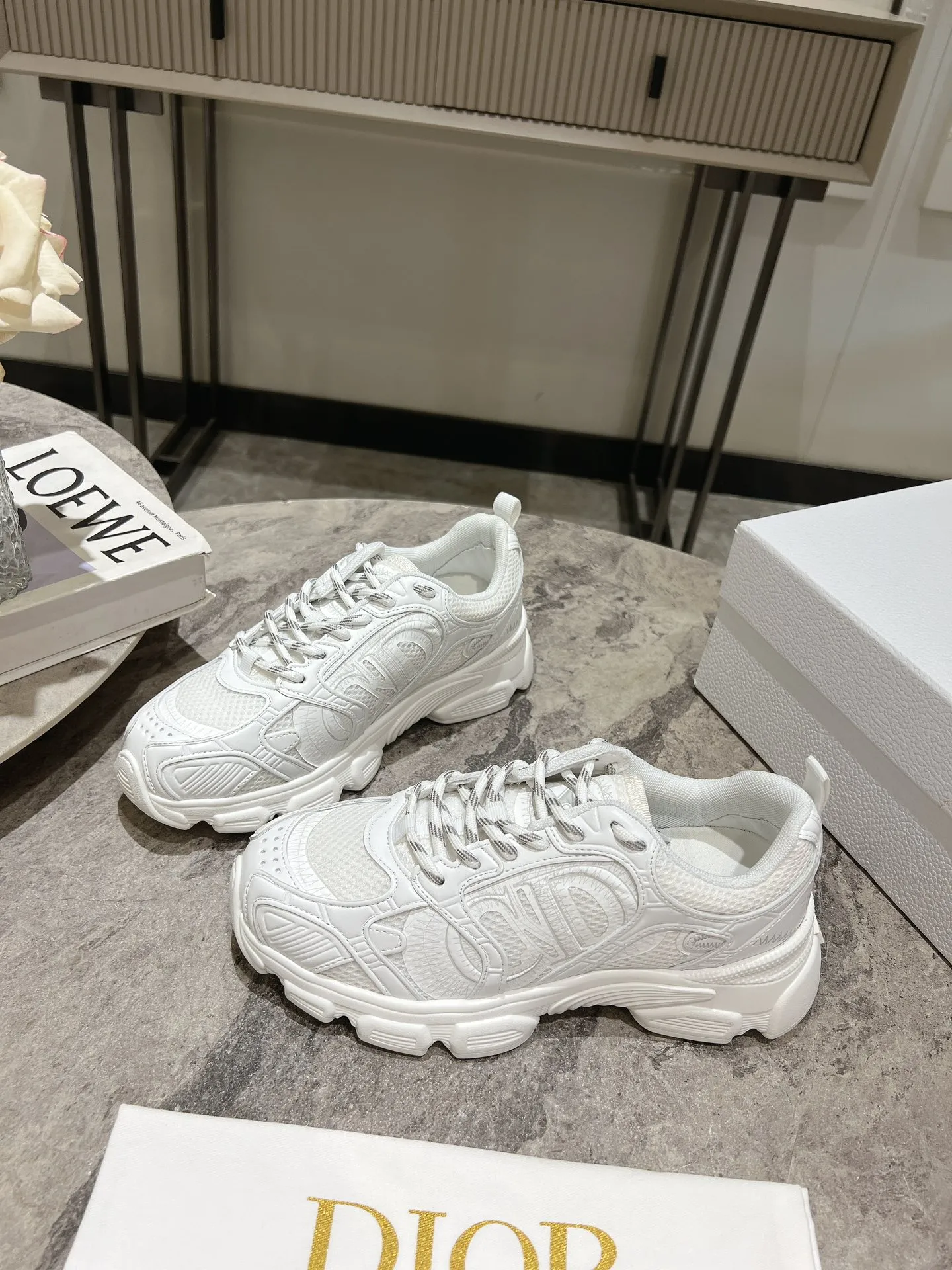 👟👟Ex-factory price 600👟👟 The latest hot model, the star model 2024 main hot product, the newly released Dior Chrono new casual sports shoes, running shoes, dad shoes are really cool, full of futuristic feeling! Really cool! Once again interpreting Dior's concept of cool fashion, the lucky star will bless you with good luck. The new EVA sole is super light and super soft! A perfect replica of the original! Fully matched material and mold! ! Women’s size: 35-39 (40.41 customized)